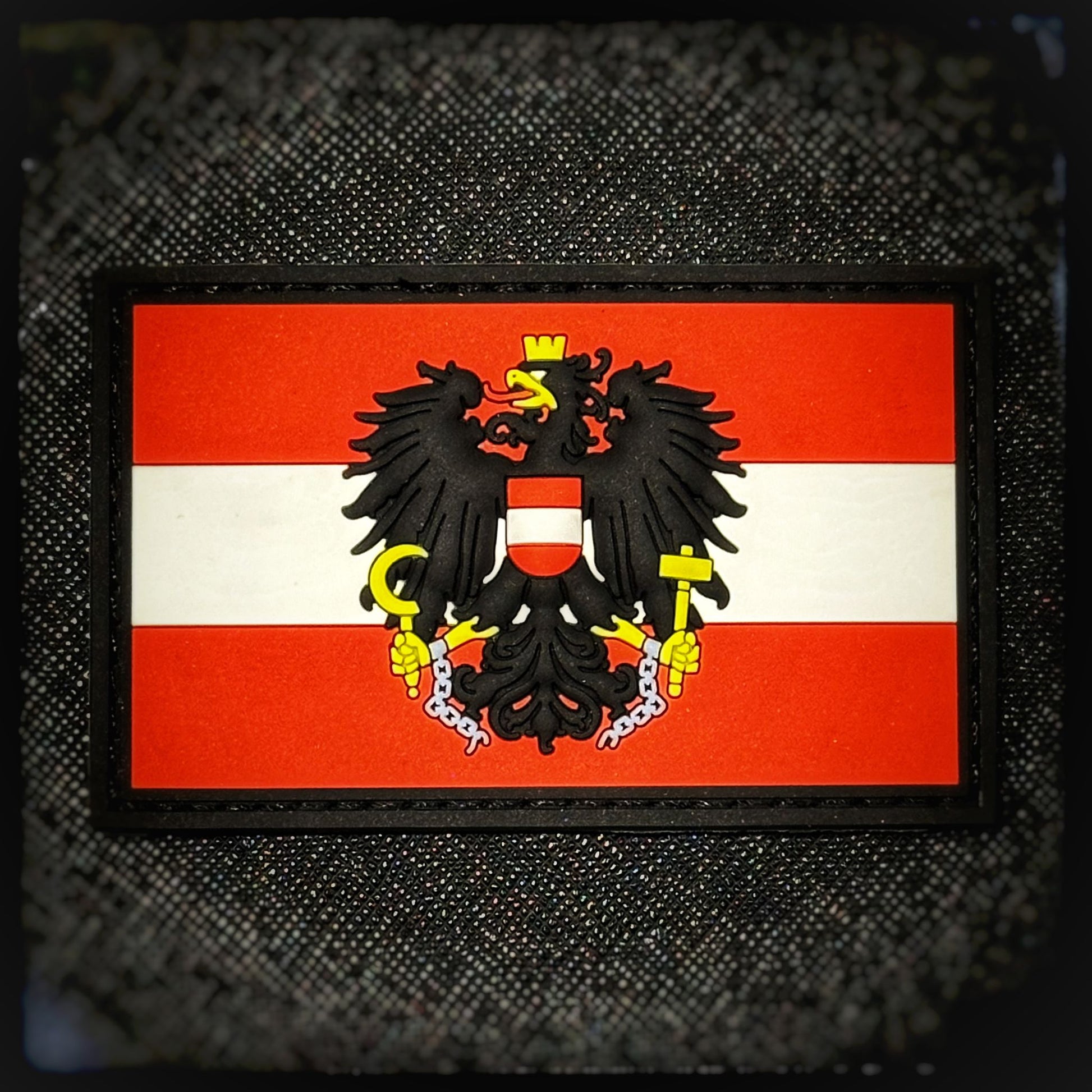3D PVC Patch Republik Österreich. Österreich war Teil des Heiligen Römischen Reiches und später der Österreichisch-Ungarischen Monarchie, die 1918 zerfiel. 1934 folgte der autoritäre Ständestaat (1934–1938), danach die Annexion durch Nazi-Deutschland. 1955 erlangte Österreich nach der alliierten Besatzung seine Unabhängigkeit zurück. Hochwertige und langlebige 3D PVC, gewebte und gestickte Patches für Sammler, Airsofter und Militärangehörige. Dient auch als Moral-Patch.