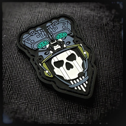 2D PVC Patch mit Klett: „Bravo Six, Going Dark. Geister klopfen nicht, sie tauchen unbemerkt auf. Und wenn du sie bemerkst, ist es bereits zu spät.“ PVC-Patch von Ghost, einem maskierten britischen Spezialeinheit-Soldaten und Fan-Lieblingscharakter aus der Call of Duty: Modern Warfare-Reihe. Hochwertige und langlebige 3D PVC, gewebte und gestickte Patches für Sammler, Airsofter und Militärangehörige. Dient auch als Moral-Patch.