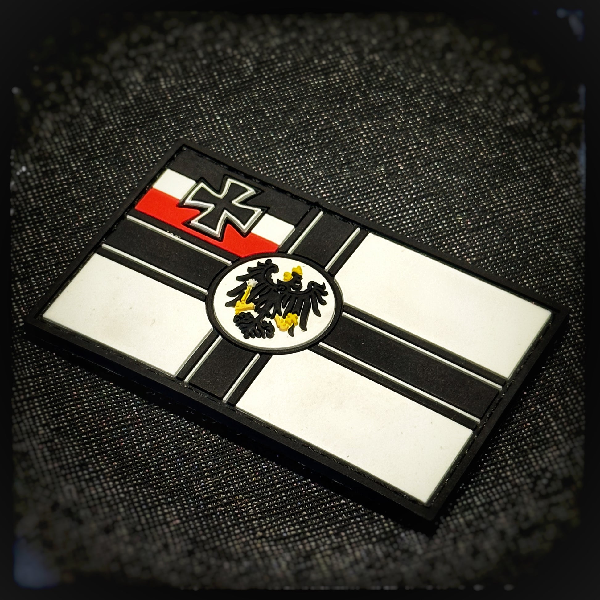 Die Reichskriegsflagge 1871-1918 des Deutschen Reiches als 3D PVC Patch mit Klettrückseite. Hochwertige und langlebige PVC, gewebte und gestickte Patches für Sammler, Airsoftler und Angehörige des Militärs. Dient auch als Moralaufnäher. Patchworld. patchworld.net