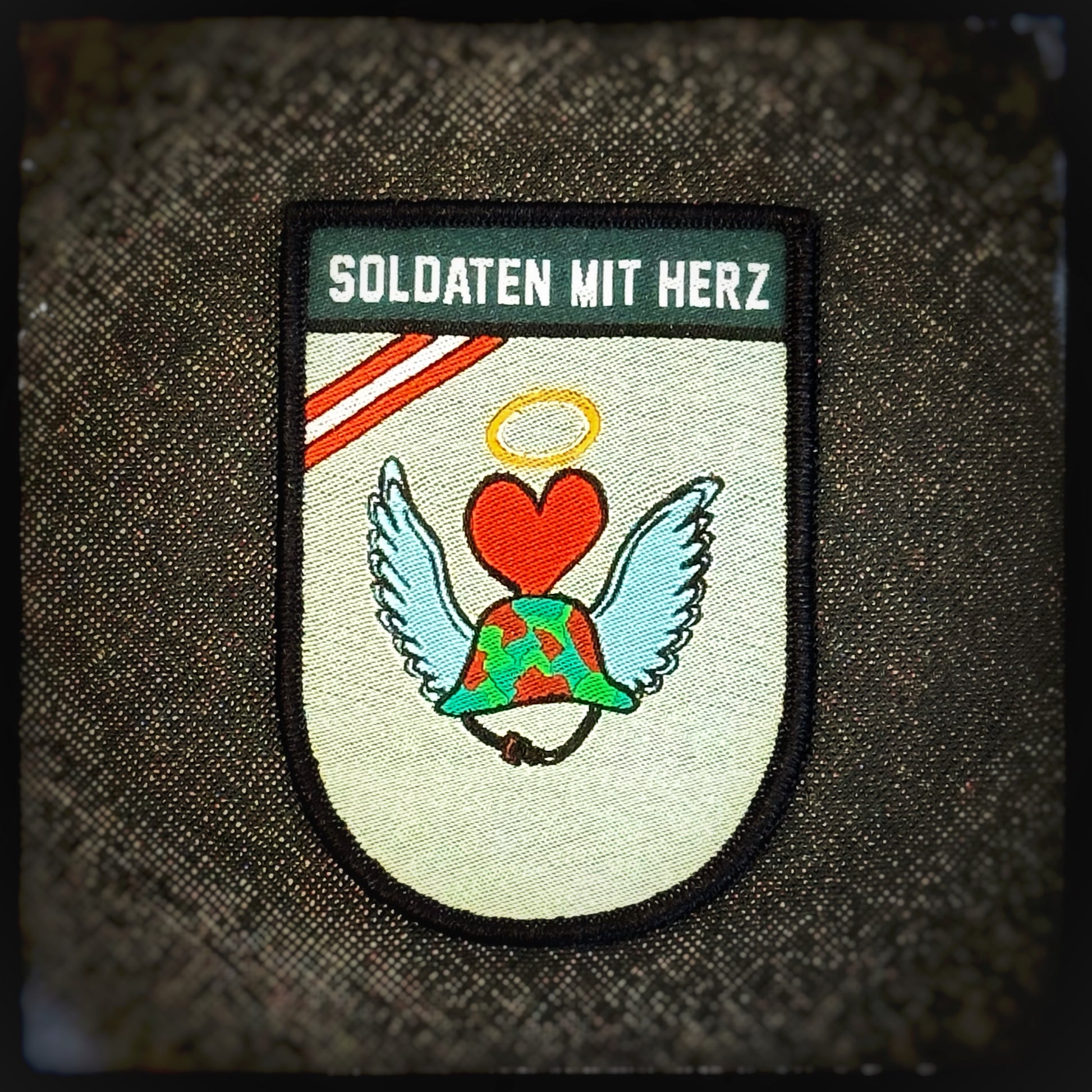 Woven patch with velcro: "Soldaten mit Herz" – Children's Creation #2 These amazing high-quality patches were designed by children during a painting competition and are now available for sale! By purchasing this patch you will directly help out children and teenagers in need. All donations will go directly to the charity organisation Soldaten mit Herz, who will then make children wishes come true. Patchworld patchworld.net