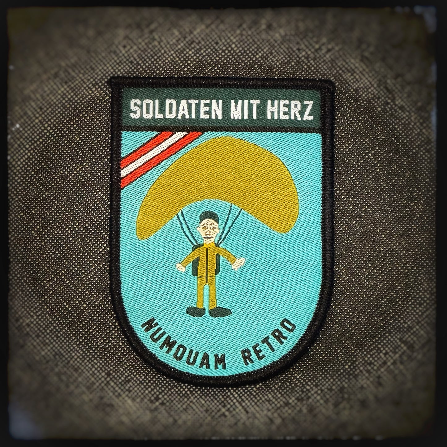 Woven patch with velcro: "Soldaten mit Herz" – Children's Creation #2 These amazing high-quality patches were designed by children during a painting competition and are now available for sale! By purchasing this patch you will directly help out children and teenagers in need. All donations will go directly to the charity organisation Soldaten mit Herz, who will then make children wishes come true. Patchworld patchworld.net