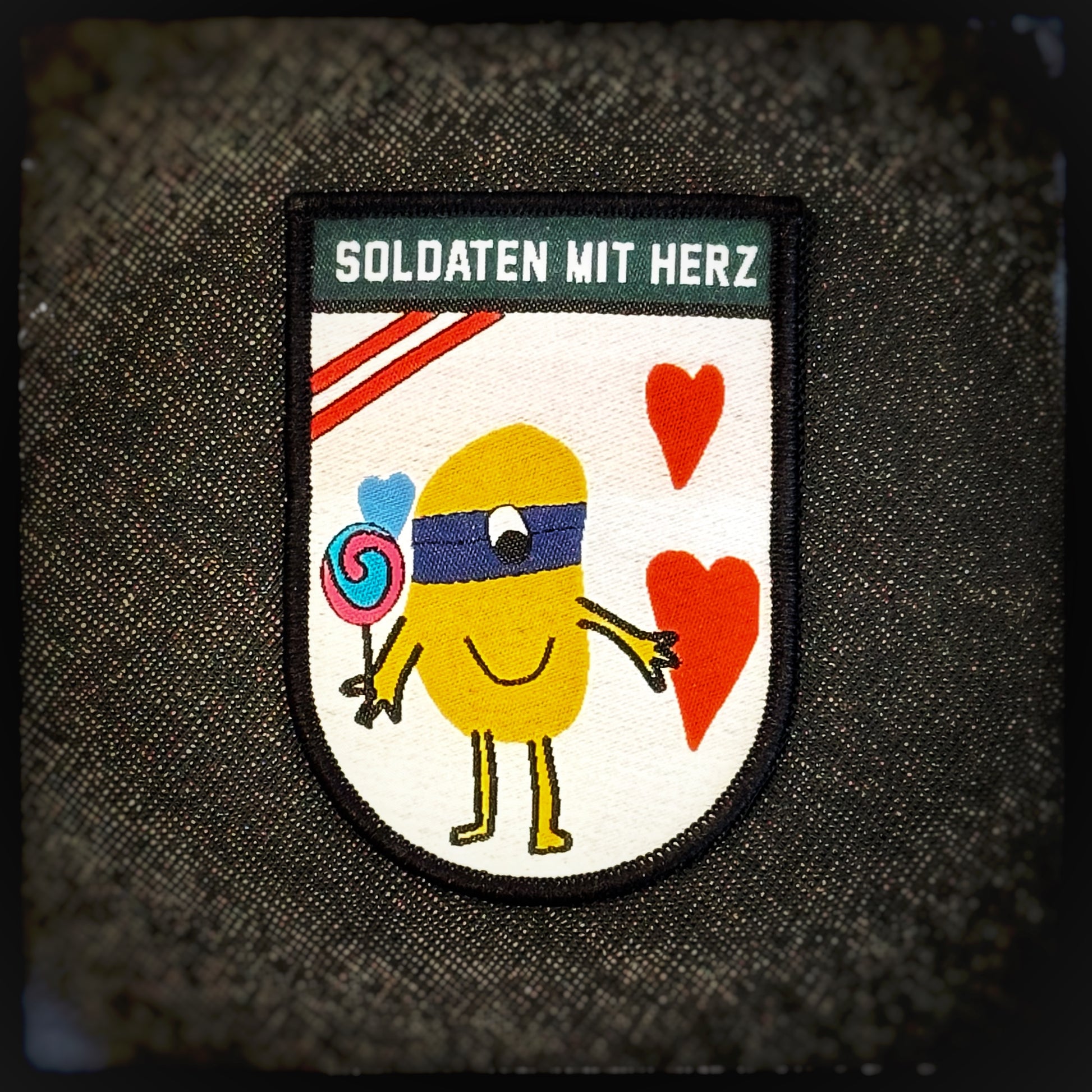 Woven patch with velcro: "Soldaten mit Herz" – Children's Creation #2 These amazing high-quality patches were designed by children during a painting competition and are now available for sale! By purchasing this patch you will directly help out children and teenagers in need. All donations will go directly to the charity organisation Soldaten mit Herz, who will then make children wishes come true. Patchworld patchworld.net