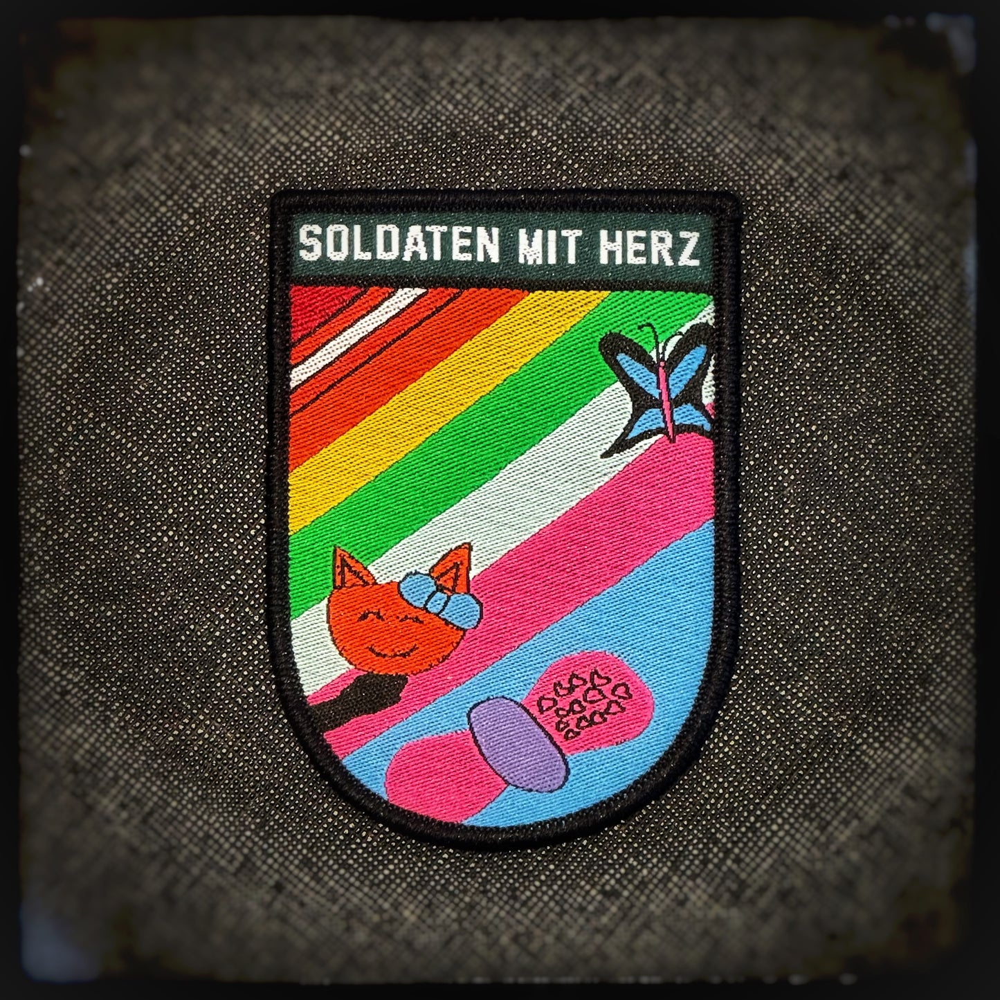 Woven patch with velcro: "Soldaten mit Herz" – Children's Creation #2 These amazing high-quality patches were designed by children during a painting competition and are now available for sale! By purchasing this patch you will directly help out children and teenagers in need. All donations will go directly to the charity organisation Soldaten mit Herz, who will then make children wishes come true. Patchworld patchworld.net