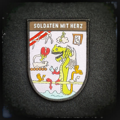 Gewebter Patch mit Klett: Malwettbewerb 2023, Julia (13). Mit den Kauf des Patches ünterstützt du den wohltätigen Verein.Diese tollen Patches wurden von Kindern im Rahmen eines Malwettbewerbs gestaltet!Mit dem Kauf eines Patches helfen Sie direkt Kindern und Jugendlichen in Not. Alle Spenden gehen direkt an die Hilfsorganisation Soldaten mit Herz, welche Kinderwünsche erfüllen lässt.