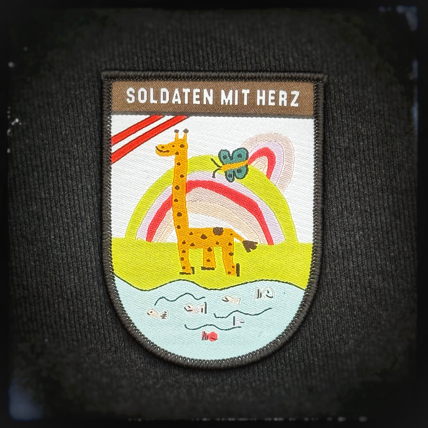 Gewebter Patch mit Klett: Malwettbewerb 2023, Sophie (7). Mit den Kauf des Patches ünterstützt du den wohltätigen Verein.Diese tollen Patches wurden von Kindern im Rahmen eines Malwettbewerbs gestaltet!Mit dem Kauf eines Patches helfen Sie direkt Kindern und Jugendlichen in Not. Alle Spenden gehen direkt an die Hilfsorganisation Soldaten mit Herz, welche Kinderwünsche erfüllen lässt.